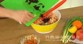 Фото приготовления рецепта: Салат с курагой и с черносливом - шаг 2