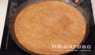 Фото приготовления рецепта: Блины на масленицу с дырочками - шаг 3