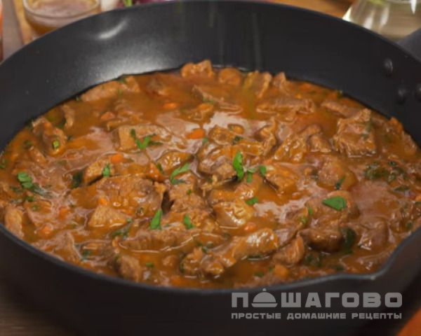 Мясо с подливкой на сковороде
