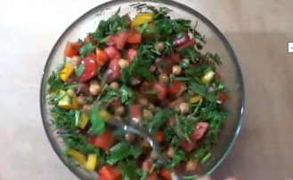 Фото приготовления рецепта: Салат с нутом и свежими овощами - шаг 4
