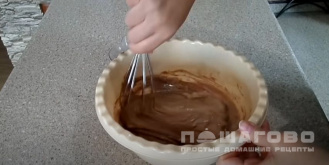 Фото приготовления рецепта: Орехово-шоколадный кекс без выпечки с соком лимона - шаг 6