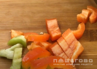 Фото приготовления рецепта: Салат из зеленых помидоров и кабачков в банке - шаг 4