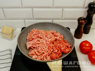 Фото приготовления рецепта: Картофельная запеканка на сковороде с фаршем - шаг 4