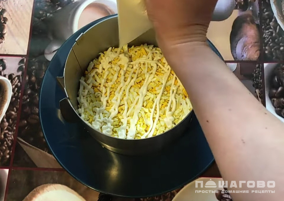 Фото приготовления рецепта: Слоеный салат с курицей и корейской морковью - шаг 2