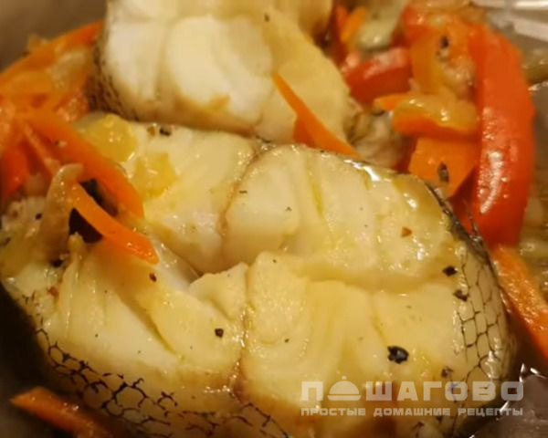 Макрурус тушеный с луком и морковью