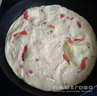 Фото приготовления рецепта: Омлет с красным перцем и рукколой - шаг 3