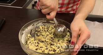 Фото приготовления рецепта: Американское печенье с шоколадной крошкой - шаг 10
