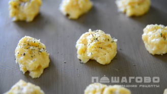 Фото приготовления рецепта: Гужеры (булочки из заварного теста с сыром) - шаг 2