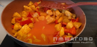 Фото приготовления рецепта: Курица в кисло-сладком соусе со сладким перцем и ананасами - шаг 7