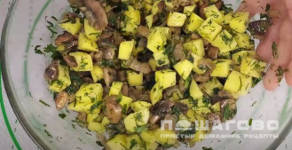 Фото приготовления рецепта: Пирог с картошкой и грибами - шаг 7