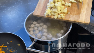 Фото приготовления рецепта: Суп с фрикадельками и вермишелью - шаг 3