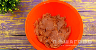 Фото приготовления рецепта: Домашние мясные чипсы - шаг 3