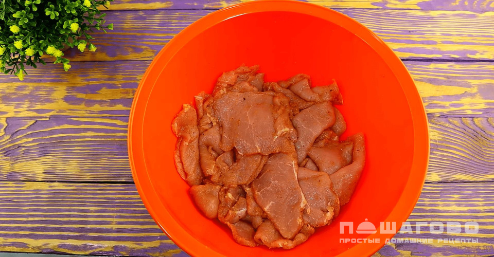 Фото приготовления рецепта: Домашние мясные чипсы - шаг 3