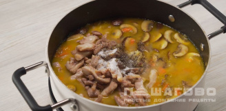 Фото приготовления рецепта: Сливочный суп с грибами - шаг 4