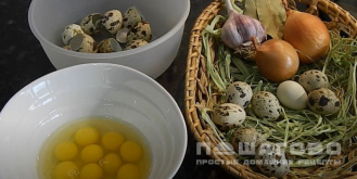 Фото приготовления рецепта: Яичница с перепелиными яйцами, шпинатом и помидорами черри - шаг 1