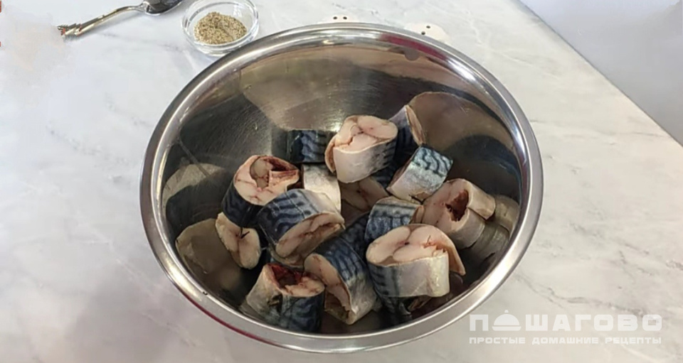 Фото приготовления рецепта: Тушенная скумбрия с овощами на сковороде - шаг 1