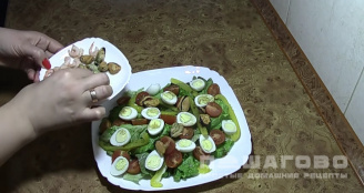 Фото приготовления рецепта: Салат с мидиями и креветками - шаг 8