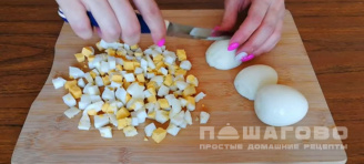 Фото приготовления рецепта: Салат с крабовыми палочками и морковью по-корейски - шаг 1