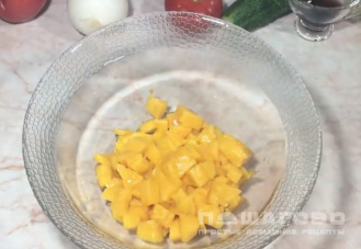 Фото приготовления рецепта: Овощной салат с манго - шаг 1