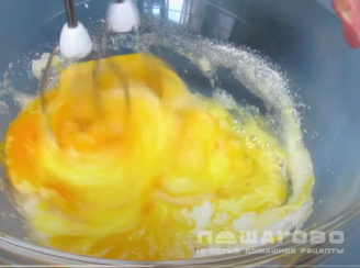 Фото приготовления рецепта: Пирог на йогурте в духовке - шаг 1