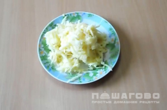 Фото приготовления рецепта: Салат с яблоками, морковью, яйцами и сыром - шаг 2