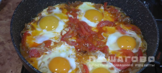 Фото приготовления рецепта: Яичница с помидорами - шаг 4