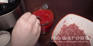 Фото приготовления рецепта: Ёжики в мультиварке с томатно мучной заливкой - шаг 7