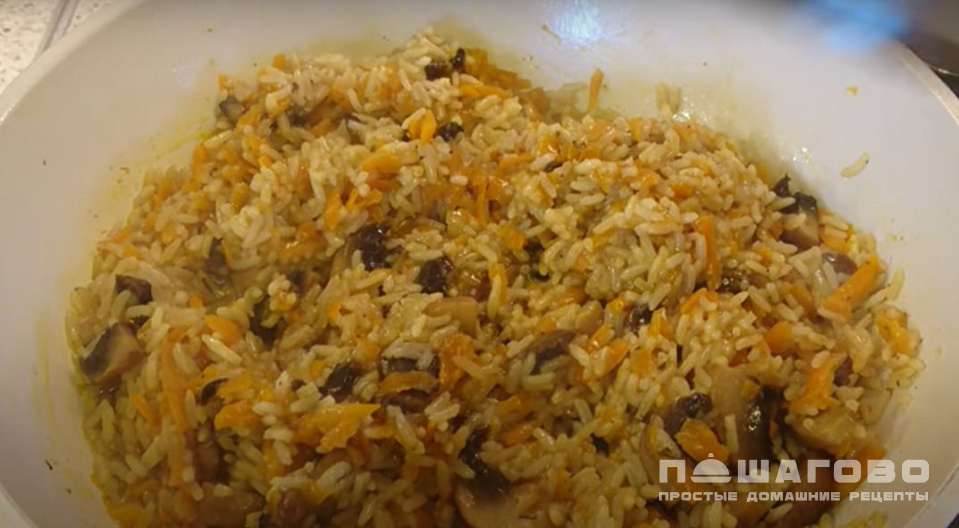 Фото приготовления рецепта: Овощной плов с шампиньонами - шаг 7