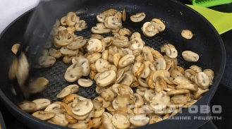 Фото приготовления рецепта: Салат с жареными грибами - шаг 1