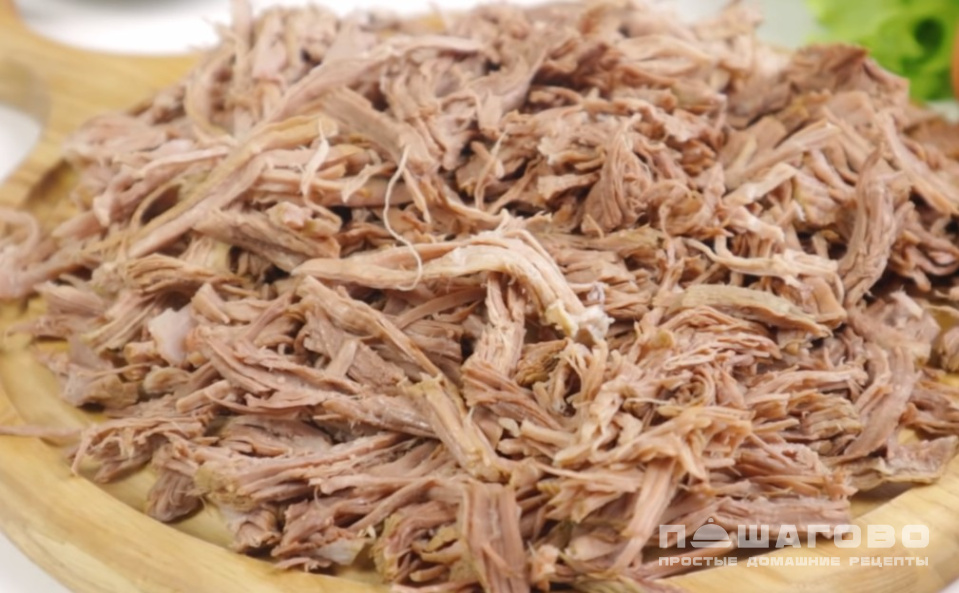 Фото приготовления рецепта: Шахтерский салат с солеными огурцами и мясом - шаг 1