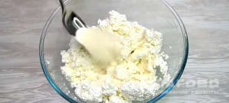 Фото приготовления рецепта: Мамины сырники быстро и вкусно из творога - шаг 3