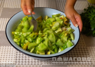 Фото приготовления рецепта: Салат из зеленых помидоров на зиму - шаг 1