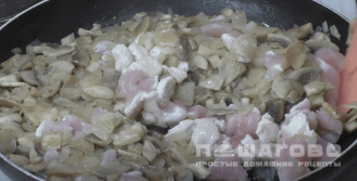 Фото приготовления рецепта: Жюльен с шампиньонами и нежным куриным филе - шаг 4