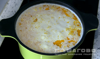 Фото приготовления рецепта: Молочный суп с красной рыбой и картофелем - шаг 3