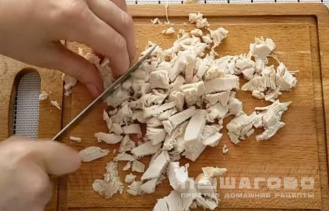 Фото приготовления рецепта: Салат из маринованных грибов - шаг 1