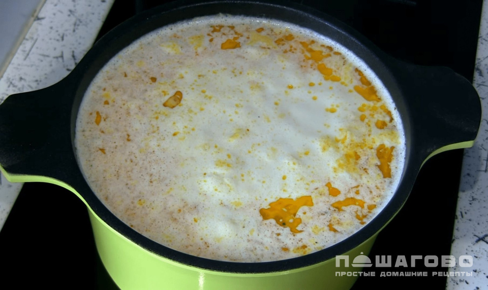 Фото приготовления рецепта: Молочный суп с красной рыбой и картофелем - шаг 3