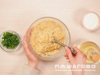 Фото приготовления рецепта: Картофельные оладьи Деруны - шаг 2