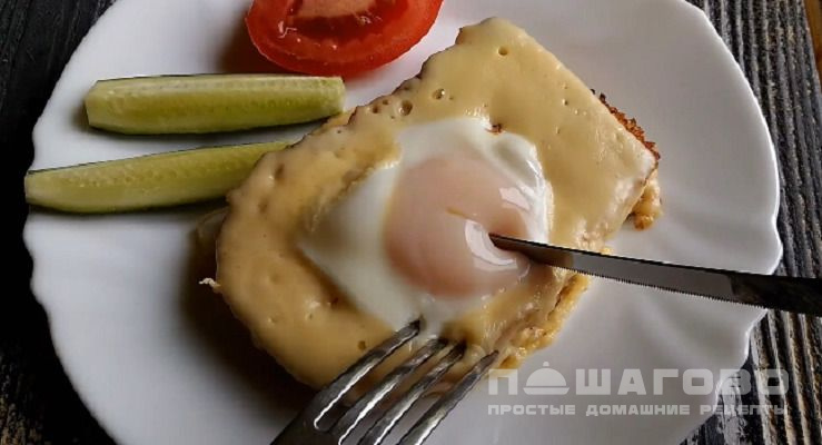 Яичница в хлебе, с сыром и помидором