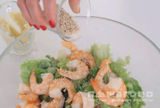 Фото приготовления рецепта: Салат с креветками и кунжутом - шаг 4