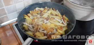 Фото приготовления рецепта: Картошка с опятами в сметане - шаг 7