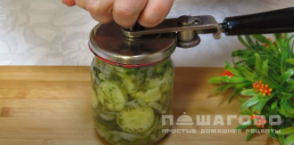 Фото приготовления рецепта: Салат из огурцов и лука на зиму - шаг 11