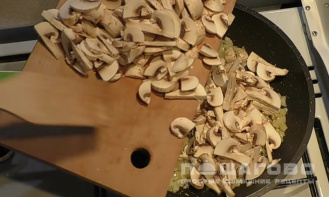 Фото приготовления рецепта: Паста с грибами в сливочном соусе - шаг 4