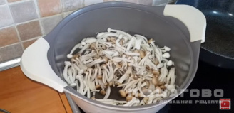 Фото приготовления рецепта: Картошка с опятами в сметане - шаг 2