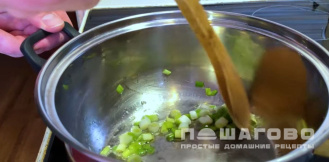 Фото приготовления рецепта: Суп из доширака - шаг 1