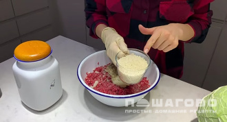 Фото приготовления рецепта: Тушеные голубцы с фаршем и заливкой со сметаной - шаг 1