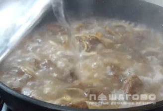 Фото приготовления рецепта: Азу по-татарски с солеными огурцами из говядины с картошкой - шаг 3