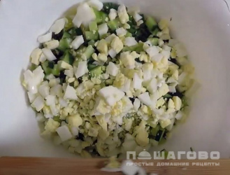 Фото приготовления рецепта: Салат из огурцов и авокадо - шаг 1