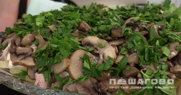 Салат с грибами и мясом