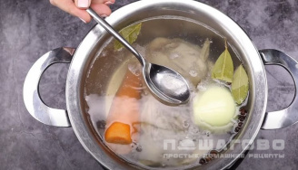 Фото приготовления рецепта: Сырный суп с жареной вермишелью - шаг 1