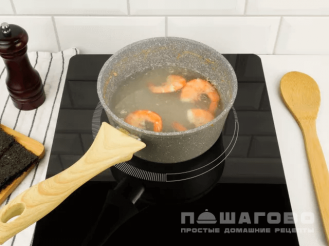 Фото приготовления рецепта: Ролл с креветкой и сливочным сыром - шаг 3
